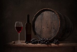 Rustykalna martwa natura z winem autorstwa Margareth Perfoncio