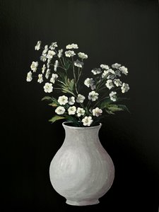 Obraz przedstawiający białe kwiaty – monochromatyczna grafika botaniczna w białym wazonie do domu, biura lub na prezent – 010 autorstwa Marina Kozyr