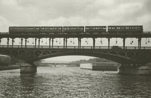 Paryż: Pont de Passy (zdjęcie czarno-białe)