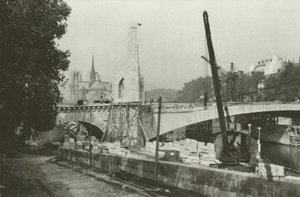 Paryż: Widok z brzegu Sekwany na Notre-Dame (zdjęcie czarno-białe)