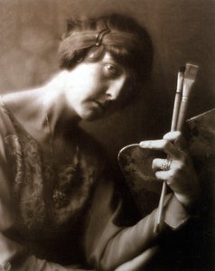 Półpłytki portret malarki Elisabeth Chaplin. W lewej ręce trzyma dwa pędzle i paletę.