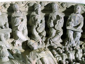 Fragment Portyku Glorii przedstawiający muzyków z kamienia.