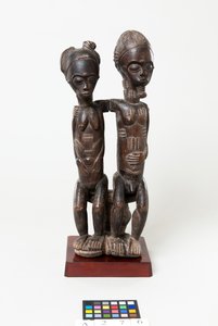 Siedząca para, ok. 1885-99 (drewno) autorstwa Master of the Barnes Couple