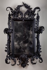 East of Eden, 2013 (czarne szkło Murano, lustro monitorujące, stal, drewno, lakier, ekran LCD i dysk twardy) autorstwa Mat Collishaw