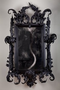 East of Eden, 2013 (czarne szkło Murano, lustro monitorujące, stal, drewno, lakier, ekran LCD i dysk twardy) autorstwa Mat Collishaw