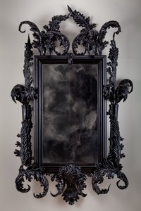 East of Eden, 2013 (czarne szkło Murano, lustro monitorujące, stal, drewno, lakier, ekran LCD i dysk twardy) autorstwa Mat Collishaw