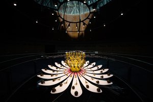Equinox, 2021 (akryl, obwody elektryczne, hydraulika, lakier, silnik, farba, żywica z recyklingu, stal) autorstwa Mat Collishaw