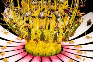 Equinox, 2021 (akryl, obwody elektryczne, hydraulika, lakier, silnik, farba, żywica z recyklingu, stal) autorstwa Mat Collishaw