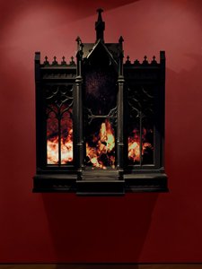 Performance, 2010 (drewno, stal, lustro monitorujące, ekrany LCD i dysk twardy) autorstwa Mat Collishaw