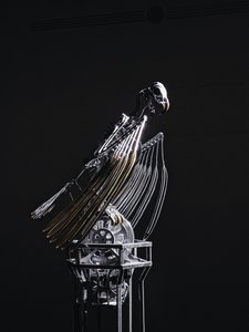 The Nerve Rack, 2019 (acetal, akryl, aluminium, mosiądz, obwody elektryczne, farba, PVC, żywica, serwomotory, stal) autorstwa Mat Collishaw