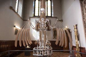 The Nerve Rack, 2019 (acetal, akryl, aluminium, mosiądz, obwody elektryczne, farba, PVC, żywica, serwomotory, stal) autorstwa Mat Collishaw