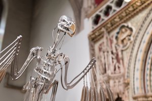 The Nerve Rack, 2019 (acetal, akryl, aluminium, mosiądz, obwody elektryczne, farba, PVC, żywica, serwomotory, stal) autorstwa Mat Collishaw