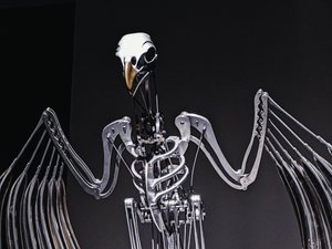 The Nerve Rack, 2019 (acetal, akryl, aluminium, mosiądz, obwody elektryczne, farba, PVC, żywica, serwomotory, stal) autorstwa Mat Collishaw