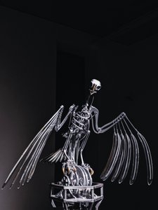 The Nerve Rack, 2019 (acetal, akryl, aluminium, mosiądz, obwody elektryczne, farba, PVC, żywica, serwomotory, stal) autorstwa Mat Collishaw