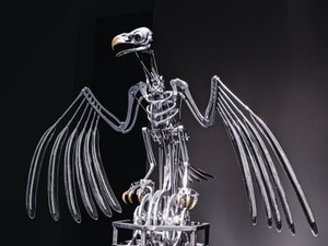 The Nerve Rack, 2019 (acetal, akryl, aluminium, mosiądz, obwody elektryczne, farba, PVC, żywica, serwomotory, stal) autorstwa Mat Collishaw