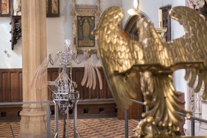 The Nerve Rack, 2019 (acetal, akryl, aluminium, mosiądz, obwody elektryczne, farba, PVC, żywica, serwomotory, stal) autorstwa Mat Collishaw