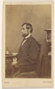 [Abraham Lincoln w pozycji siedzącej, z profilu]. autorstwa Mathew B. Brady