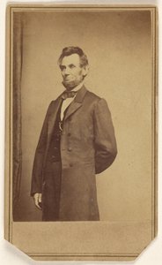 [Abraham Lincoln stojący z jedną ręką za plecami]