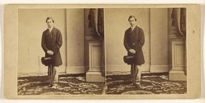 [Niezidentyfikowany młody mężczyzna stojący z cylindrem i laską] autorstwa Mathew B. Brady