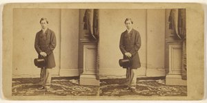 [Niezidentyfikowany młody mężczyzna stojący z cylindrem i laską] autorstwa Mathew B. Brady