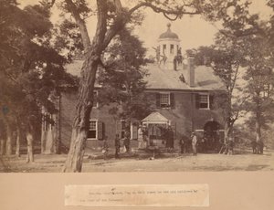 Fairfax Court House, Wirginia, z żołnierzami Unii z przodu i na dachu autorstwa Mathew Brady