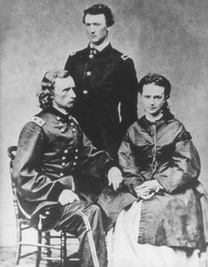 Generał George A. Custer (1839-76) z żoną Elżbietą i bratem Tomem (zdjęcie czarno-białe)