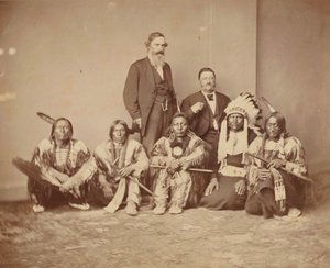 Generał JE Smith i Indianie, 1870. autorstwa Mathew Brady