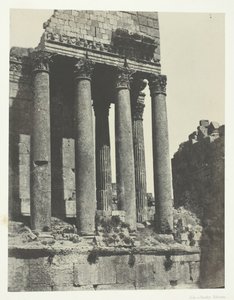 Baalbeck Heliopolis, Świątynia Jowisza, Widok z kąta południowo-wschodniego, Syria, 184951, druk 1852. autorstwa Maxime Du Camp