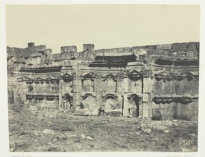 Baalbeck, wnętrze ogrodzenia świątyń Słońca i Jowisza; Syria autorstwa Maxime Du Camp