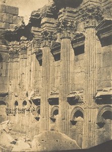 Wewnętrzna kolumnada Naos w Świątyni Jowisza, w Baâlbek Héliopolis, 15 września 1850. autorstwa Maxime Du Camp