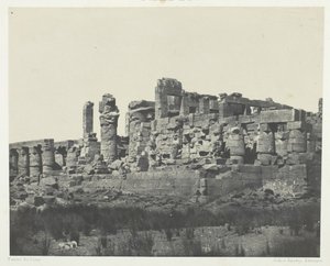 Pałac Karnak, sala hipostylowa, wzięta z kąta północno-wschodniego, Teby, 184951, druk 1852. autorstwa Maxime Du Camp