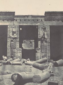 Teby. Medinet-Habou. Wschodnia część Perystylu Pałacu Ramzesa-Méiamouna, 1850. autorstwa Maxime Du Camp