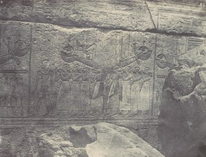 Teby. Pałac w Karnaku. Rzeźby zewnętrzne Granitowego Sanktuarium, 1850 r. autorstwa Maxime Du Camp