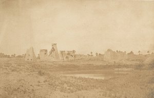 Widok na Propyleje Pałacu Karnac, zaczerpnięty z południowego wschodu, 1849-50. autorstwa Maxime Du Camp
