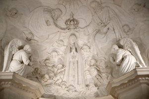 Sanktuarium w Fatimie. Wnętrze starej bazyliki fatimskiej. Koronacja Matki Boskiej. Portugalia. autorstwa Maximiano Alves
