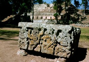 Ołtarz Q z koronacją króla wschodzącego słońca, 776 rne autorstwa Mayan