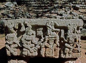 Ołtarz Q z koronacją króla wschodzącego słońca, 776 rne autorstwa Mayan