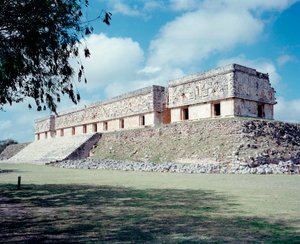 Cywilizacja przedkolumbijska: widok miejsca starożytnej stolicy Majów Uxmal, styl Puuc. Północny Jukatan 600-900 AD: piramida wróżbity. Meksyk autorstwa Mayan