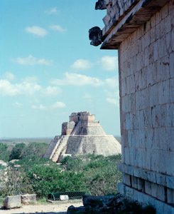Cywilizacja przedkolumbijska: widok górnej świątyni na terenie starożytnej stolicy Majów Uxmal, styl Puuc. Północny Jukatan 600-900 AD. Meksyk autorstwa Mayan