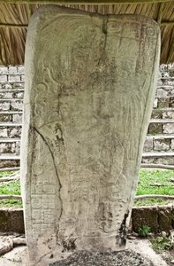 Stela 9 przedstawiająca Ajb’alun Haab’tal Wat’ul K’atel, króla terminalu klasycznego z Seibal w Gwatemali, upamiętniający koniec IX Katun w ne. 849