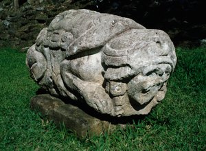 Ołtarz zoomorficzny wyrzeźbiony w bryle gresu autorstwa Mayan