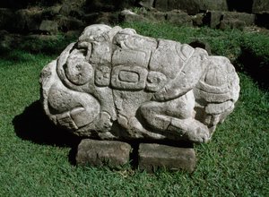 Ołtarz zoomorficzny wyrzeźbiony w bryle gresu autorstwa Mayan
