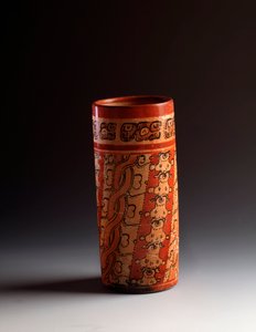 Polichromowany cylindryczny wazon gliniany. Z Tikal autorstwa Mayan Mayan