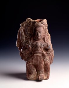 Antropomorficzna gliniana statuetka przedstawiająca boginię związaną z kukurydzą pełni funkcję gwizdka. z Alta Verapaz w Gwatemali. Ciemny. 23,5 x 14,5 cm Gwatemala, Arc National Museum autorstwa Mayan Mayan