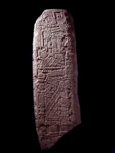 Sztuka przedkolumbijska, cywilizacja Majów, początkowy okres klasyczny: kamienna stela 5 z El Zapote, Peten, Gwatemala. Słońce. h. 127 cm Gwatemala, Museo Nazionale di Archeologia e Etnologia - sztuka prekolumbijska, cywilizacja Majów, okres klasyczny (ok. autorstwa Mayan Mayan