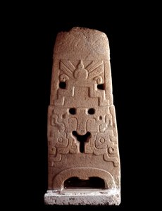 Sztuka przedkolumbijska, cywilizacja Majów, okres przedklasyczny: kamienna stela decoree stylistycznej maski bóstwa. 600-1100 AD z Saca Tepequez, Gwatemala. Ciemny. wysoki. 103 cm Miasto Gwatemala, Museo Nazionale di Archeologia e Etnologia autorstwa Mayan Mayan