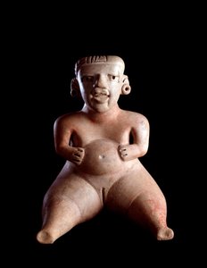 Sztuka przedkolumbijska, cywilizacja Majów, okres przedklasyczny: gliniana statuetka przedstawiająca siedzącą kobietę, z nabrzmiałym brzuchem i rozstawionymi nogami (parturiente?). z Kaminaljuyu w Gwatemali. Ciemny. 19 x 25 cm Gwatemala, Museo Nazionale di autorstwa Mayan Mayan