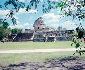 Cywilizacja przedkolumbijska: widok miejsca Chichen Itza w regionie Jukatan. Cywilizacja Majów, okres klasyczny i renesans Majów, 750-1200 AD. Meksyk autorstwa Mayan Mayan