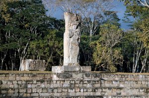 Stela 2 z widokiem na boisko, 652 AD autorstwa Mayan Mayan