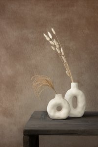 Ceramiczne motywy botaniczne w ziemistych barwach autorstwa Mayra Pama